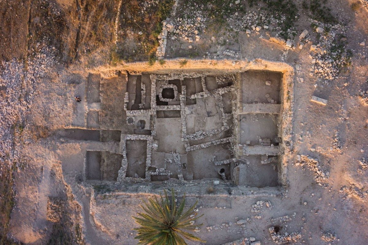 In de Bronstijd was Megiddo een belangrijke Kananitische stad waarvan de hoogtijdagen tussen circa 3500 en 1200 v Chr vielen Uit DNAanalyses blijkt nu dat de bevolking van de stad onder meer bestond uit migranten uit het verre Kaukasusgebergte