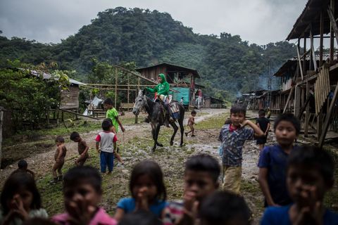 De kinderen die niet veel speelgoed hebben spelen met elkaar en met een eenzame ezel Verschillende inheemse Embervolken leven langs de kust van de Grote Oceaan in Colombia en in Panama