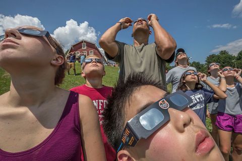 Mensen komen in Dillard Georgia bijeen om naar de zonsverduistering te kijken