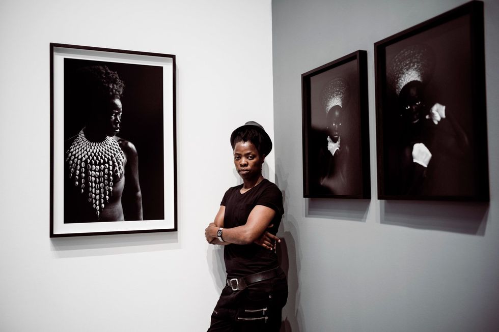 Zanele Muholi gebruikt zelfportretten om het verhaal van de politieke geschiedenis van ZuidAfrika te vertellen