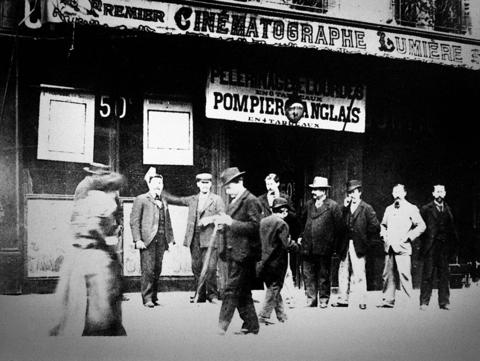 Toeschouwers verzamelen zich in 1897 voor het Lumiretheater in Parijs waar de nieuwe cinma onderdeel van het dagelijks leven in Frankrijk werd