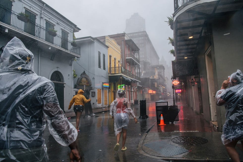 Een aantal mensen loopt op 29 augustus tijdens orkaan Ida door het French District in New Orleans Tijdens de storm van categorie 4 liep de windsnelheid op tot 240 kilometer per uur Ida was de krachtigste storm in de staat Louisiana sinds 1850 en liet een spoor van verwoesting achter terwijl zij oostwaarts trok Uiteindelijk veroorzaakte zij ook overstromingen in de stad New York