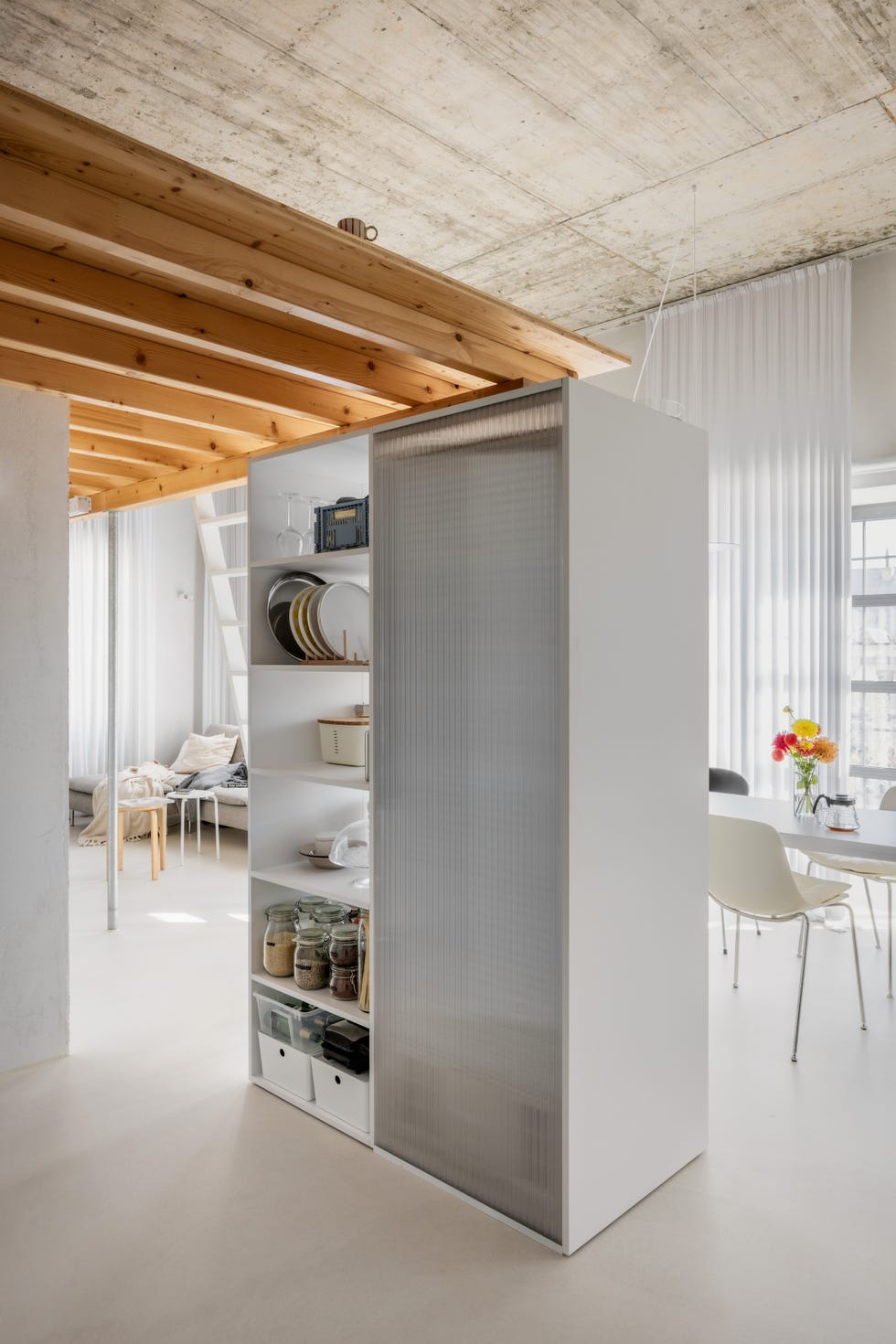 este apartamento gana mas de 17 metros habitables gracias a la altura de los techos y soluciones ingeniosas