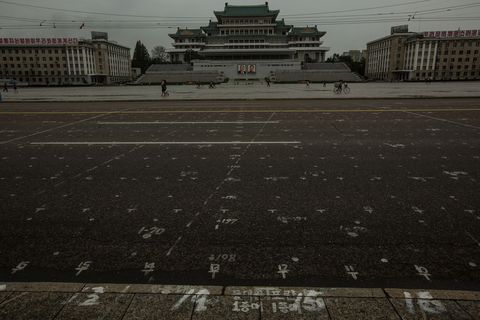 Een raster op het Kim Ilsungplein in Pyongyang geeft aan waar deelnemers aan massaparades moeten staan of marcheren