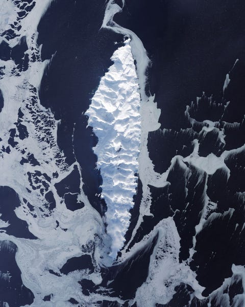 Smith Island bij Antarctica wordt geheel bedekt door gletsjers en is omringd door pakijs op deze Landsat 8opname van 26 augustus 2014 vormt het eiland de letter I