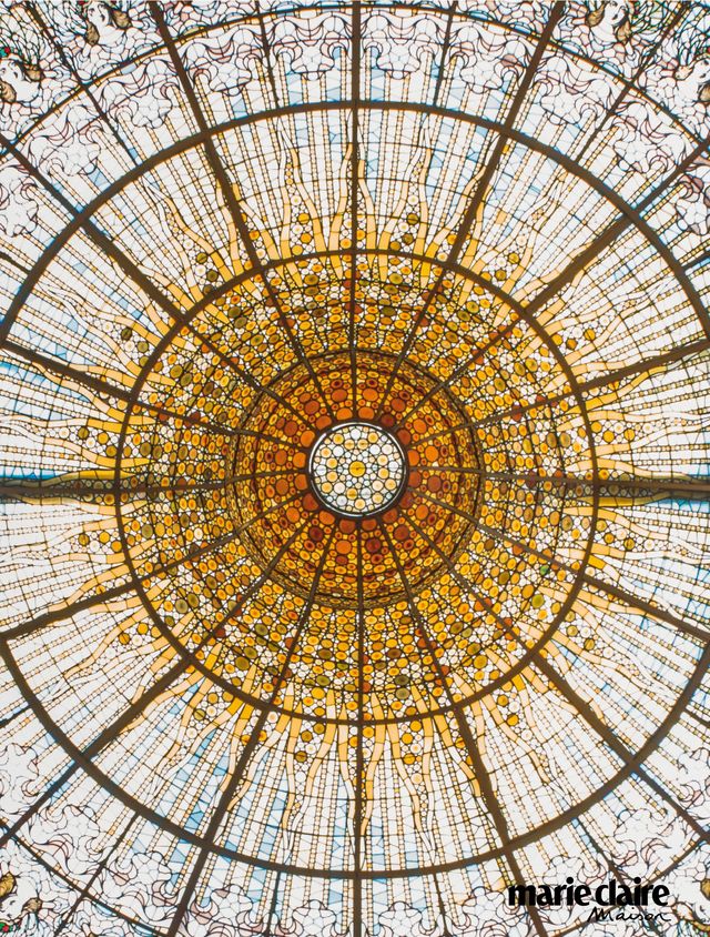 Dome, Symmetry, Daylighting, Architecture, Ceiling, Stained glass, Glass, Window, Building, Pattern, 