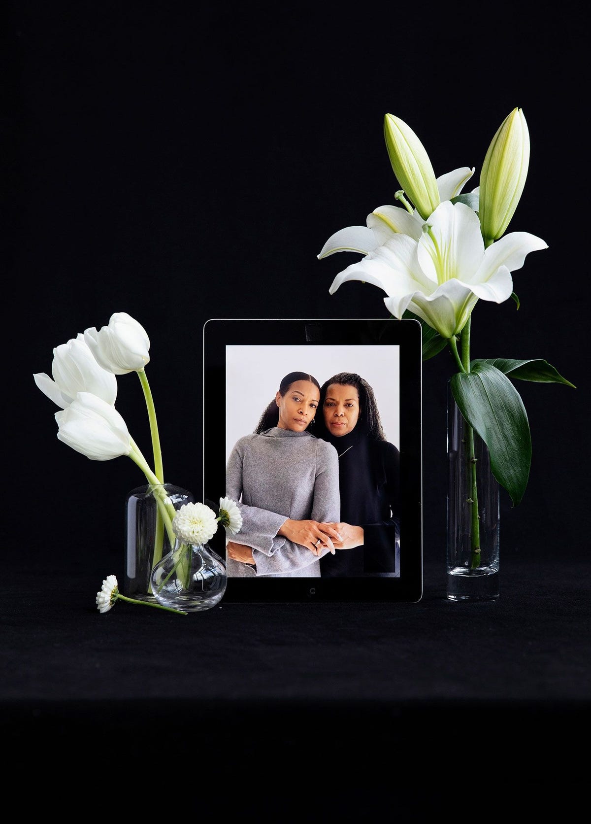 De zusters Dana Cobbs links en Darcey CobbsLomax verloren vorig voorjaar met slechts een week verschil hun vader en hun oma van vaders kant aan COVID19