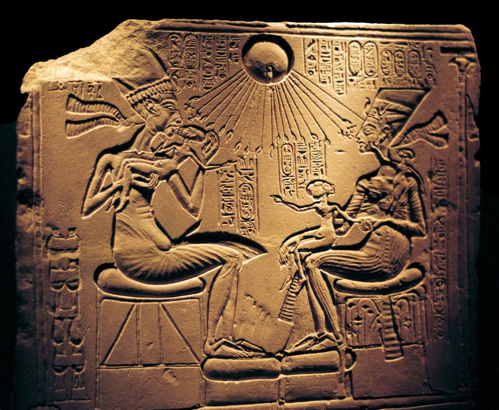 Achnaton die de gouden stad verliet voor een nieuwe hoofdstad op de plek van het huidige Amarna was voorstander van een heel andere stijl in de Egyptische kunst Hier is hij te zien met zijn vrouw Nefertiti en drie dochters