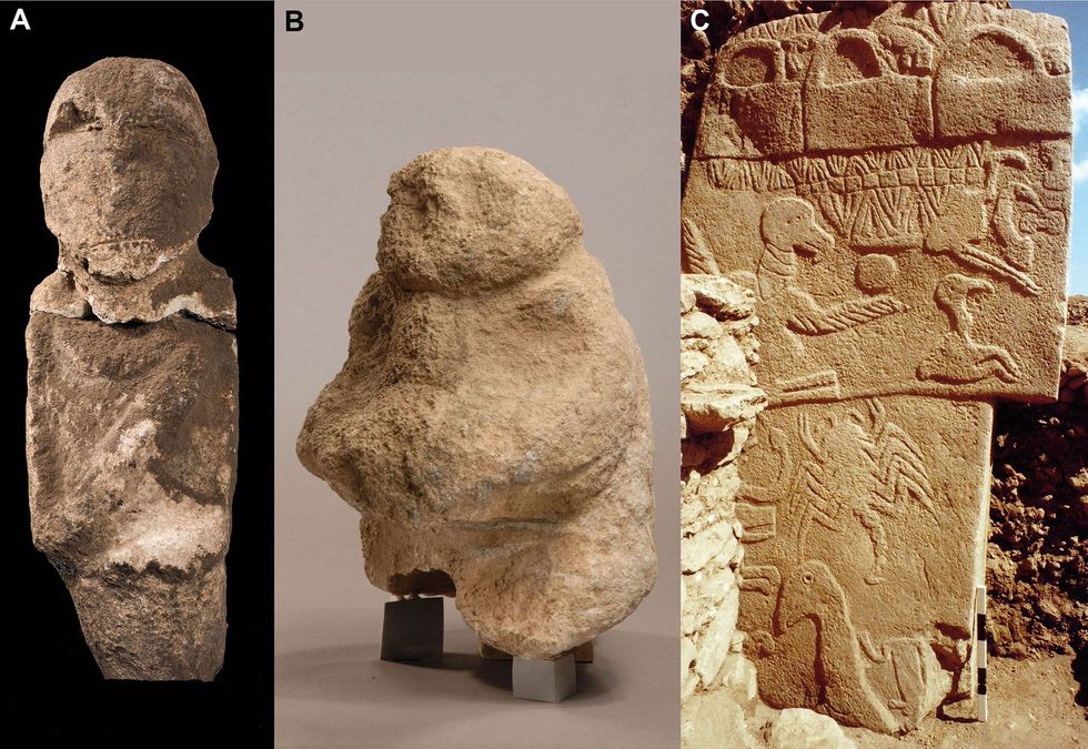 Tot de aanwijzingen die in Gbekli Tepe zijn ontdekt en op een bijzondere rol van menselijke schedels duiden behoren van links naar rechts een standbeeld van een bewust onthoofde menselijk figuur een figuur dat een mensenhoofd als geschenk draagt en een pilaar met daarop een afbeelding van een vogelachtige figuur zonder hoofd rechtsonder