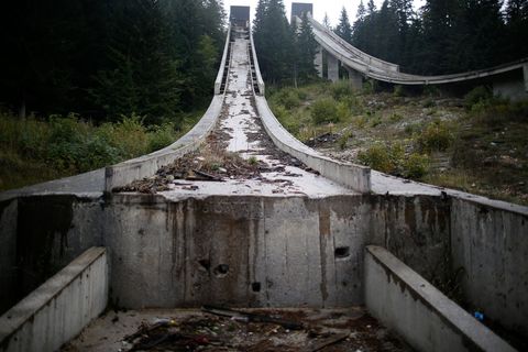 De in onbruik geraakte skischans van de Olympische Winterspelen in Sarajevo in 1984 op de berg Igman