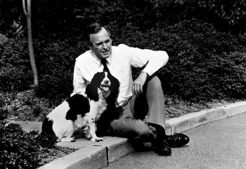 President George HW Bush zit met zijn springerspaniel Millie buiten het Witte Huis Bush zoon president George W Bushwas eveneens dol op honden Hij behield Millies pup Spot en had ook twee Schotse terrirs
