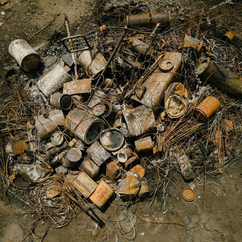 Recyclingwerkers steken motoronderdelen in brand om overtollige olie te verwijderen Voor veel Indirs die aan de rivier de Jamuna wonen is recycling de belangrijkste inkomstenbron