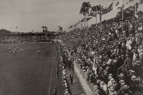 In Rio de Janeiro wordt een voetbalwedstrijd in 1920 bekeken door een volgepakt stadion