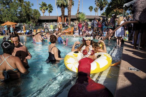 PALM SPRINGS, CALIFORNIË PALM SPRINGS CALIFORNI Een zwemster met een bordeauxrode zeemeerminstaart drijft naast de trap van een zwembad in het Caliente Tropics Resort in Palm Springs Californi Elk jaar wordt hier in de maand mei het thema Hawa van vrolijke shirts tot opgetuigde rumcocktails volop gevierd tijdens het Tiki Calientefeest