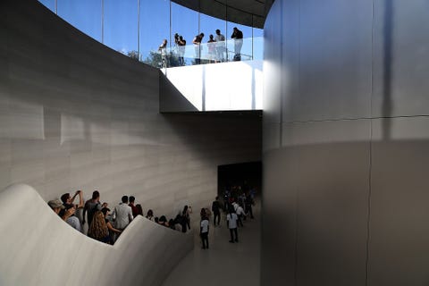 Bezoekers aan het Steve Jobs Theater in het Apple Park