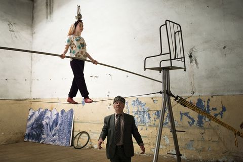 Ze balanceert een kan op haar hoofd De twaalfjarige Anisat Tamai traint in circusstudio Pehlivan in Machatsjkala de hoofdstad van Dagestan Haar coach Askhabali Gasanov is zelf een oudgediende onder de koorddansers