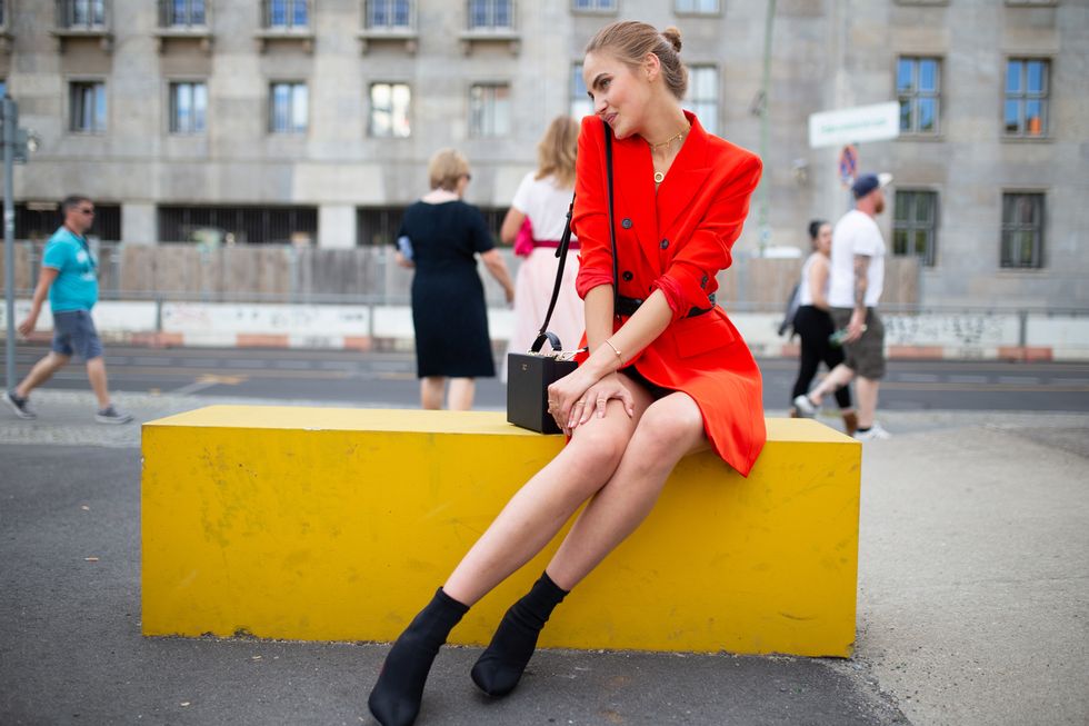 È ora di fare di conti con il glamour moda autunno inverno 2019, di vestiti lunghi, di uscite e party: cogli al volo l'ispirazione per look con un vestito rosso e sbancare come una diva.