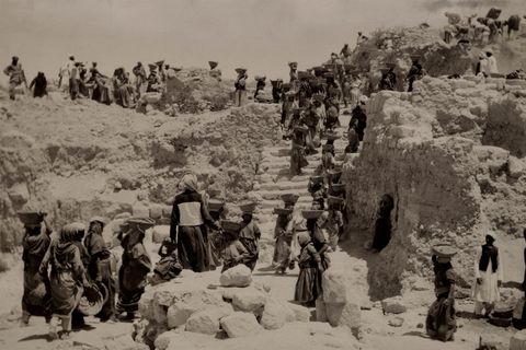 Vrouwen voeren het puin van het paleis van Ahab in Samaria af 1920