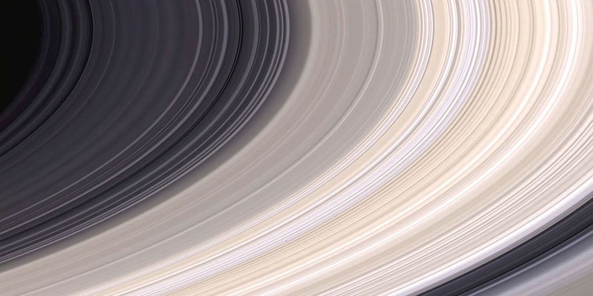 Negen dagen voordat Cassini in een baan om Saturnus kwam legde de sonde deze prachtige opname in werkelijke kleuren van het beroemde ringenstelsel van de planeet vast