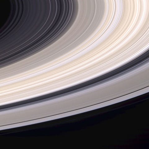 Negen dagen voordat Cassini in een baan om Saturnus kwam legde de sonde deze prachtige opname in werkelijke kleuren van het beroemde ringenstelsel van de planeet vast
