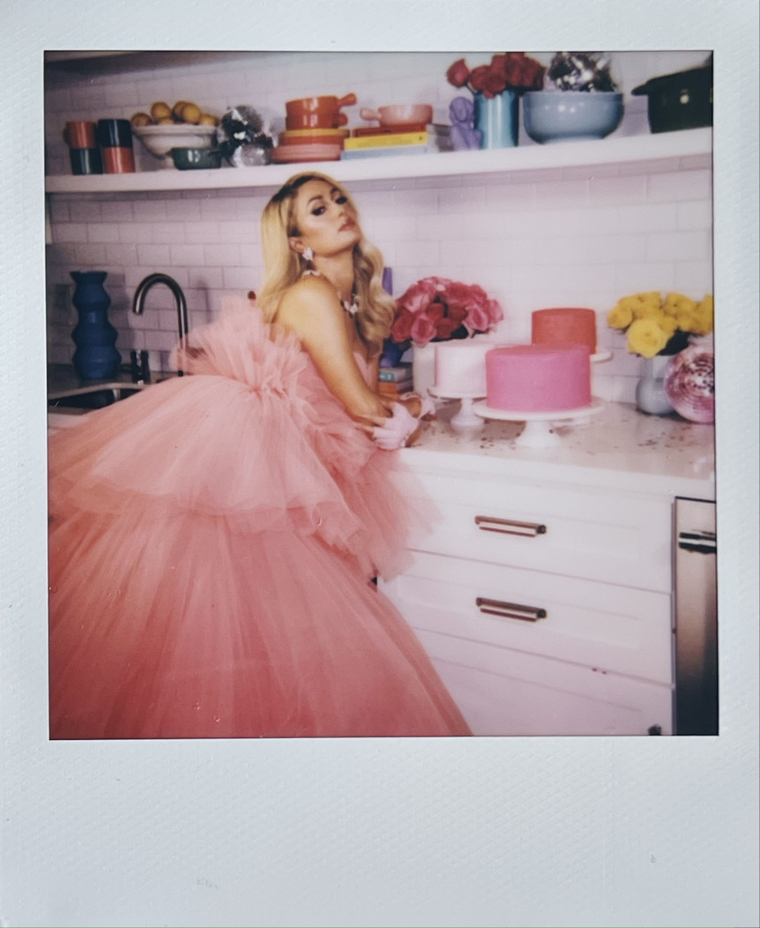 https://hips.hearstapps.com/hmg-prod/images/062221-delish-parishiltonpolaroid1-jpg-1627929056.jpg