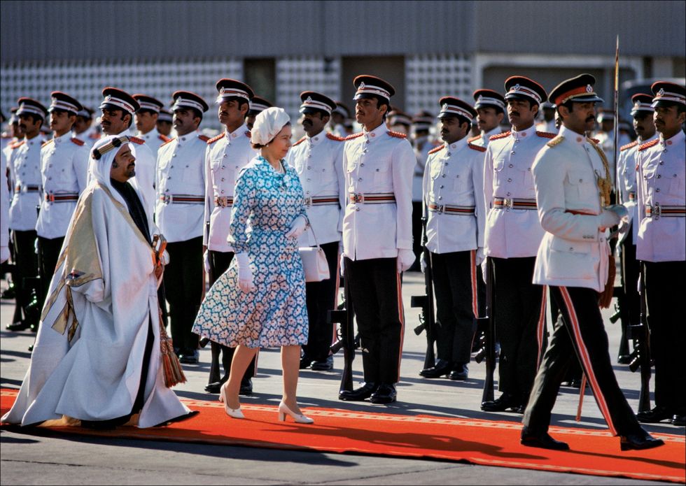 Tijdens een bezoek aan Bahrein in 1979 loopt koningin Elizabeth II naast sjeik Isa bin Salman al Khalifa Elizabeth II was het eerste vrouwelijke staatshoofd dat een officieel bezoek aan het sjeikdom bracht tijdens een rondreis langs zes landen op het Arabisch schiereiland