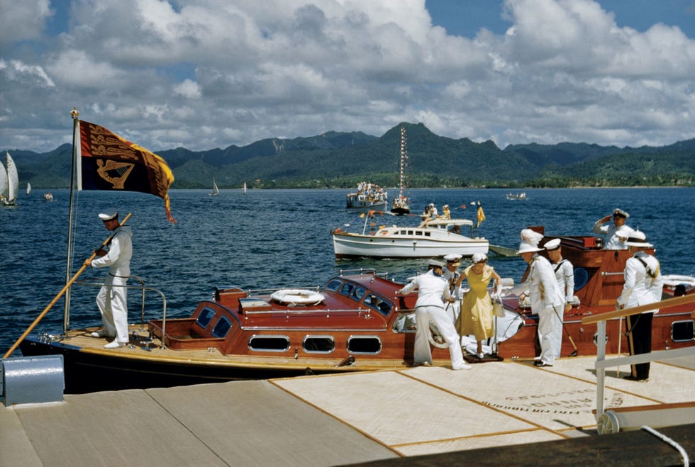 Fiji In Suva op het eiland Fiji stappen koningin Elizabeth II en haar man prins Philip Mountbatten uit een houten sloep Ze arriveerden op 17 december 1953 kort na haar troonsbestijging op Fiji destijds een Britse kolonie