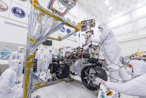 Op 13 juni installeerden technici van het Jet Propulsion Laboratory van de NASA de wielen aan de rechterzijde van de rover Mars 2020