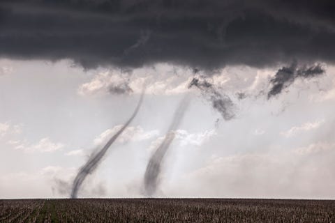 Een duo van windhozen tolt gezamenlijk over het akkerland Windhozen komen voort uit onweersbuien zonder supercel en zijn doorgaans te zwak en kortstondig om veel schade aan te richten