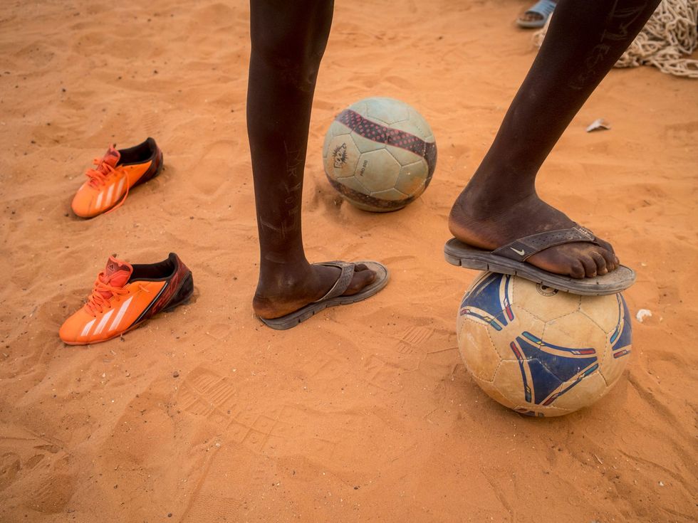Vr een FutbolNetsessie in het Centre Olympafrica Juan Antonio Samaranch Sport Complex in Senegal
