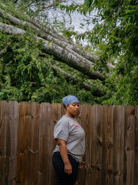 Shimika Williams staat naast het hek van haar huis in New Bern North Carolina waar een boom van de buurman tijdens orkaan Florence omwaaide Williams woont nog maar een jaar in het huis maar ze prees zich gelukkig dat er door de omgevallen boom maar een paar ramen waren gesneuveld