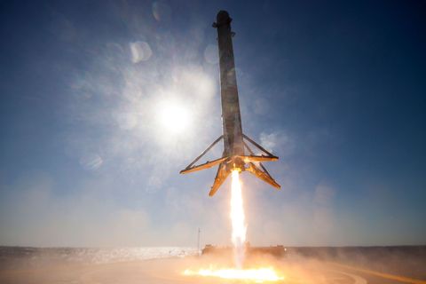 Niet elke raket van SpaceX kan weer op land terugkeren Daarom bouwde het bedrijf een autonoom droneschip genaamd Of Course I Still Love You om ook een landplaats voor raketten te hebben op zee Op 8 april 2016 eindigde een vlucht van een Falcon 9 met een succesvolle landing op de oceaan de eerste ooit in de geschiedenis van de ruimtevaart