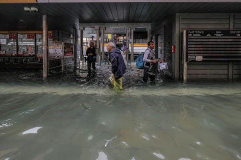 De Venetiaanse autoriteiten sloten scholen en ziekenhuizen en inwoners kregen het advies om thuis te blijven