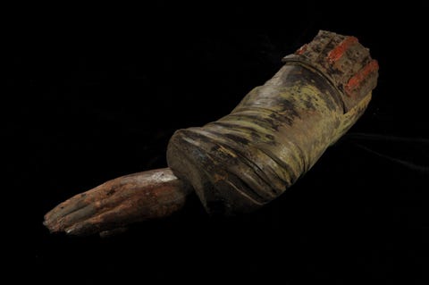 Echte wapenrusting zoals nagebootst in dit terracottafragment moet als een dakpan over de bovenarm hebben gelegen Daaronder droegen de meeste manschappen een jas die tot op de knien viel lange mouwen had en rond de taille met een riem werd ingesnoerd