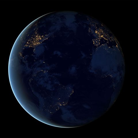 Deze foto met glinsterende lichtjes vanuit de ruimte is samengesteld uit satellietgegevens verzameld in 2012