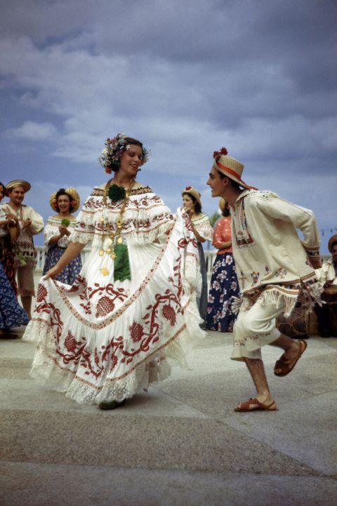 Een stel danst de Tamborito de nationale volksdans van Panama op een foto uit 1941 van het tijdschrift National Geographic Ze dragen allebei de traditionele kleding die geassocieerd wordt met de verleidingsdans die vaak op festivals vertoond wordt