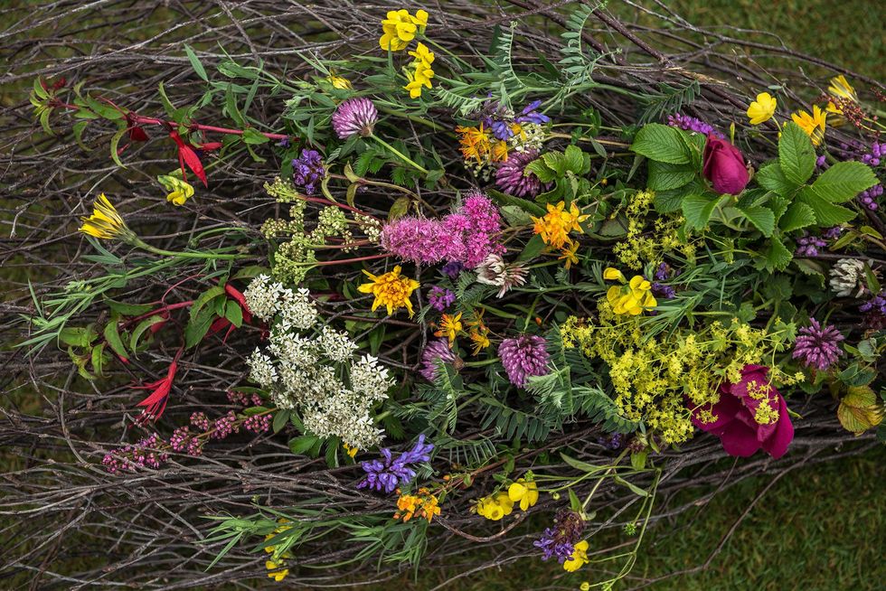 Bloemen van een heidense bruiloft bij de Ring van Brodgar Het stel reisde naar Orkney voor de ceremonie bij de 500 jaar oude stenencirkel