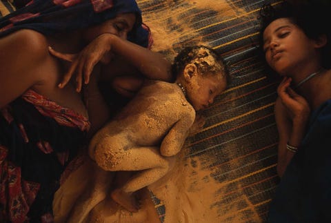 Een Toeareg familie doet een dutje in de schaduw om de hitte van de dag te ontlopen in Timboektoe Mali De laatste jaren nemen droogtes toe in het land zowel in frequentie en ernst