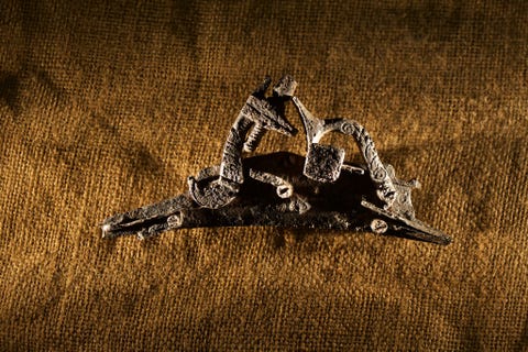 Delen van een geweer behoren tot de voorwerpen die in 1998 tijdens opgravingen van een indiaanse vindplaats in Cape Creek werden ontdekt Het voorwerp is mogelijk onderdeel van een wapen dat in het Elizabethaanse Engeland werd gemaakt