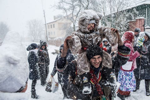 Zware sneeuw valt op de inwoners van Krasnoilsk terwijl ze Malanka vieren