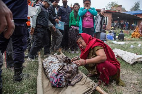In Bhaktapur een stad ten zuidoosten van Kathmandu identificeert iemand een omgekomen familielid als een van de slachtoffers van de aardbeving
