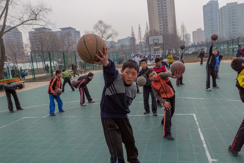 Jongens spelen basketbal in een park in Pyongyang Leider Kim Jongun schijnt een fanatieke basketbalfan te zijn Toen voormalig minister van buitenlandse zaken Melanie Albright een bezoek bracht aan NoordKorea gaf ze voormalig leider Kim JongIl een door Michael Jordan gesigneerde basketbal