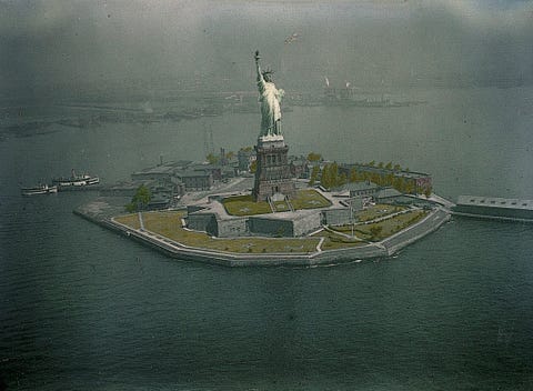 Deze foto van het Vrijheidsbeeld verscheen in 1930 bij een artikel in National Geographic over de eerste succesvolle kleurenfotos vanuit de lucht De fotograaf gebruikte Finlay een proces met een kortere ontwikkeltijd dan autochrome