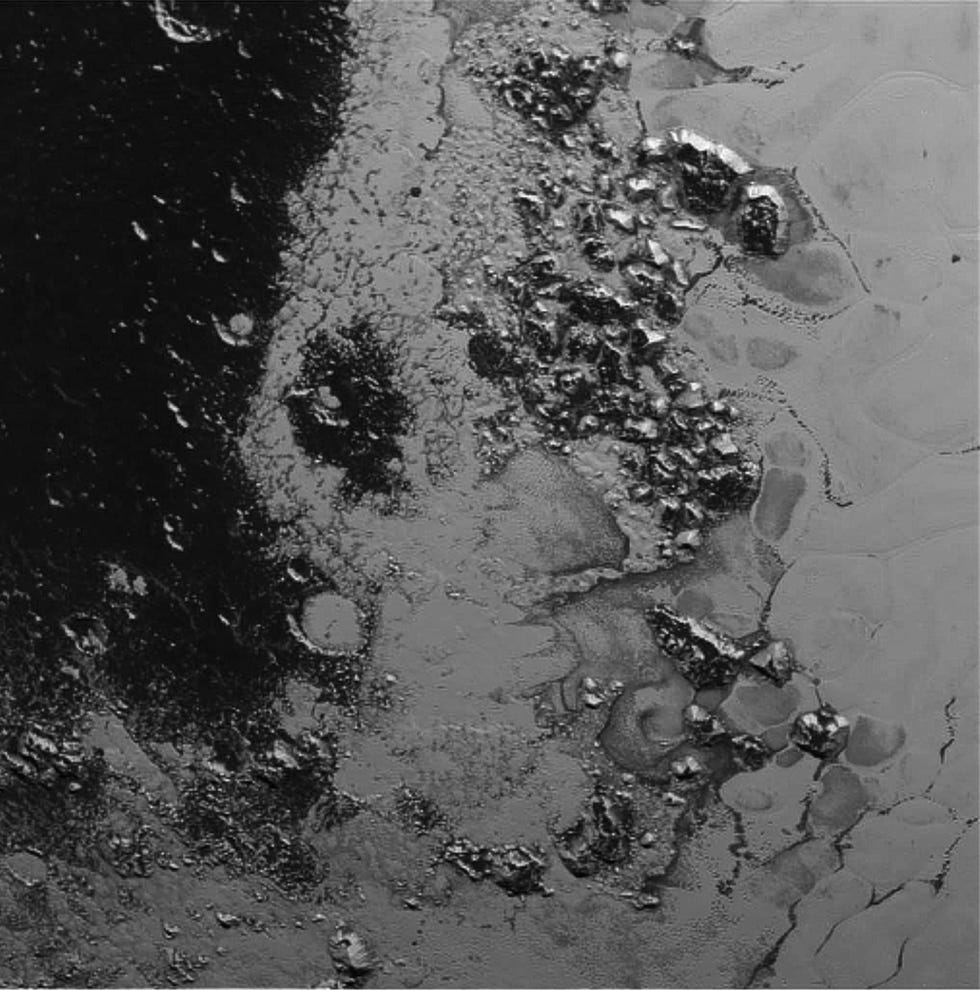 Nabij de zuidwestelijke rand van het Hart op Pluto ligt een chaotisch bergland tussen heldere ijsvlakten en oude donkere en met kraters bezaaide landschappen De grote met ijs gevulde krater links van het midden is ongeveer zo groot als een flinke stad