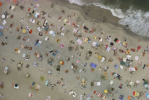 Strandgasten bakenen hun territorium af op deze luchtfoto van Ocean City Maryland uit 1975