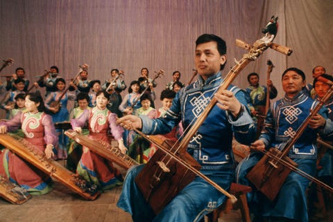 Het Nationaal Orkest van Mongoli geeft een concert in Ulaanbaatar zoals te zien is op deze foto uit de editie van februari 1985 De legende gaat dat muziek is ontstaan in Mongoli nadat een boer een instrument maakte van de staart van zijn overleden paard