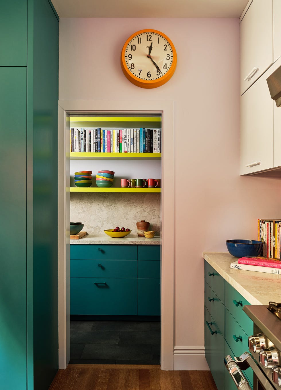 esta preciosa casa centenaria sorprende con una reforma en la que los colores intensos y los muebles de diseño son protagonistas