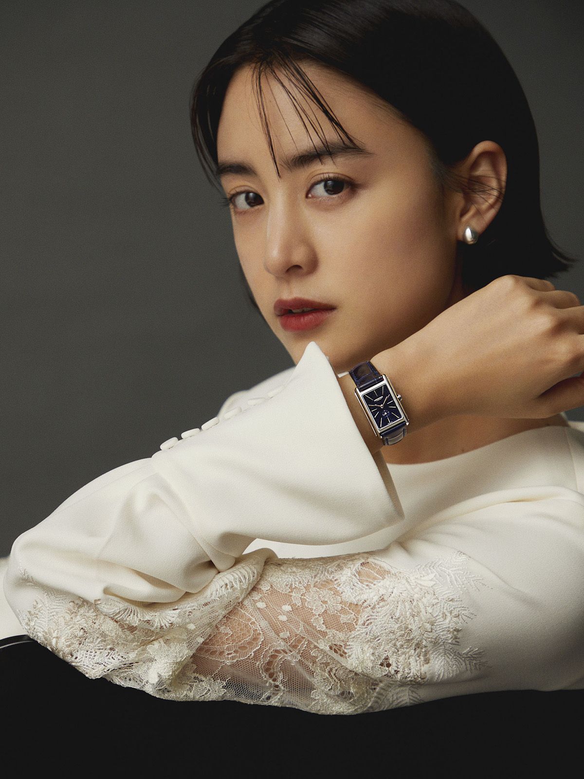 山本美月がまとう「ロンジン」のエレガンスウォッチ
