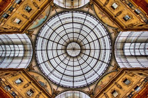 Door de ramen van deGalleria Vittorio Emanuele II een van s werelds oudste warenhuizen stroomt het licht binnen Het gebouw kreeg dankzij zijn populariteit bij de elite van de stad in de negentiende en twintigste eeuw de bijnaam de salon van Milaan