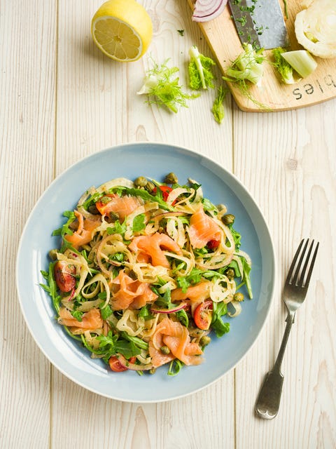 ensalada fresca casera de hinojo, alcaparras y rúcula con salmón ahumado